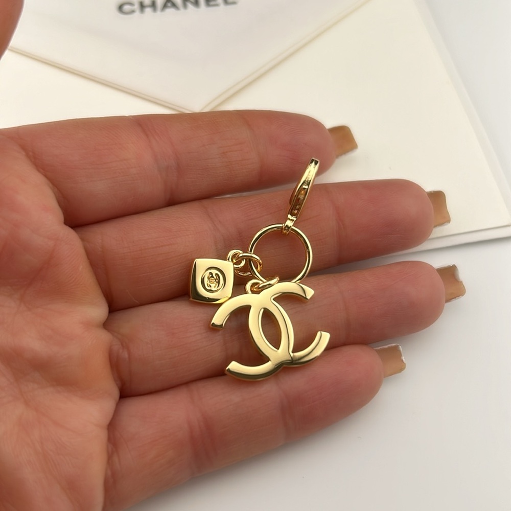 Chanel Beauty Limited Edition Holiday 2023 CC Logo Charm.
Brand NEW. - Picture 3 of 5